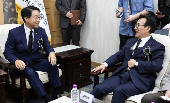 대화 나누는 조정식 국회의장과 김민석 민주당 신임 대표