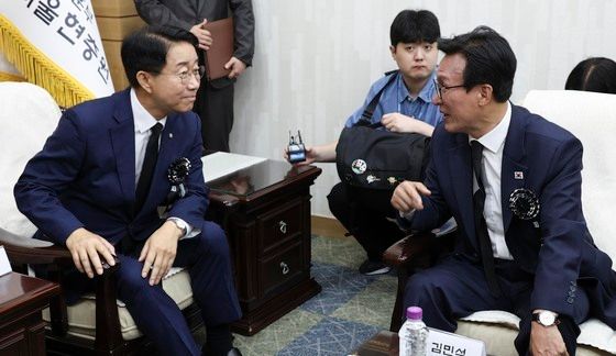 대화하는 조정식 의장·김민석 민주당 신임 대표