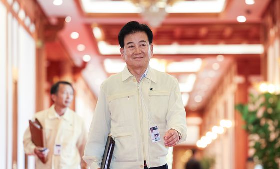 을지국무회의 입장하는 정동영 장관