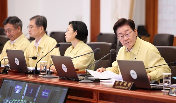 자료 살펴보는 이재명 대통령