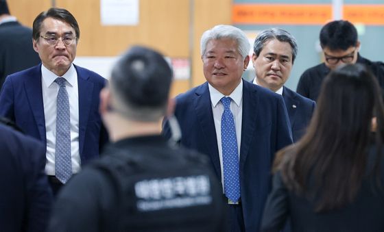 법정 들어서는 윤석열 변호인단