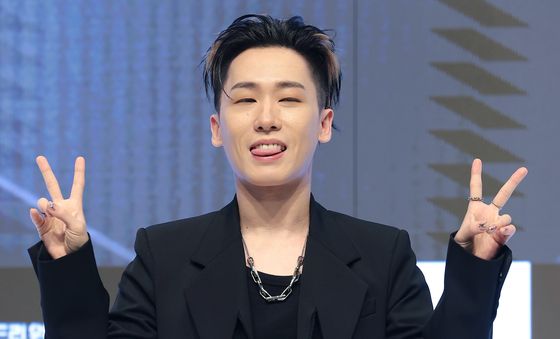 인규, 익살스러운 브이