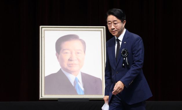 추모사 마치고 이동하는 조정식 국회의장
