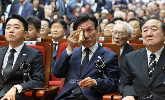 눈물 닦는 김민석 대표
