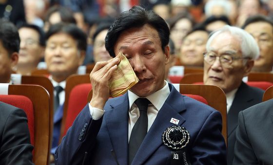눈물 훔치는 김민석