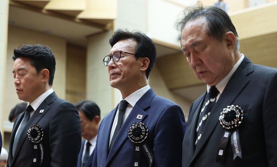 묵념하는 김민석·강훈식