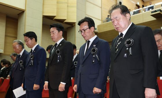 묵념하는 김민석 대표