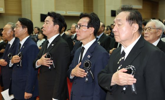 국민의례하는 DJ 추모식 참석자들