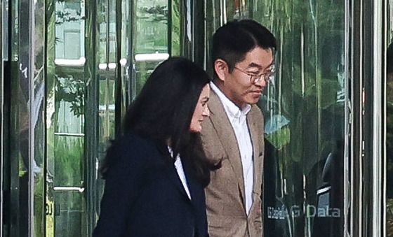 LG전자와 회동 마치고 나오는 매디슨 황