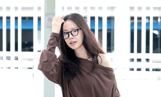 '김부장' 손나은, 발가락 양말신고 공항 런웨이