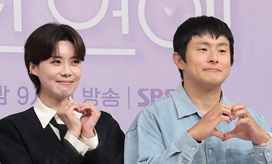 하트 포즈 취하는 장도연과 기안84