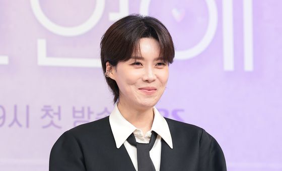 장도연, 수줍은 미소