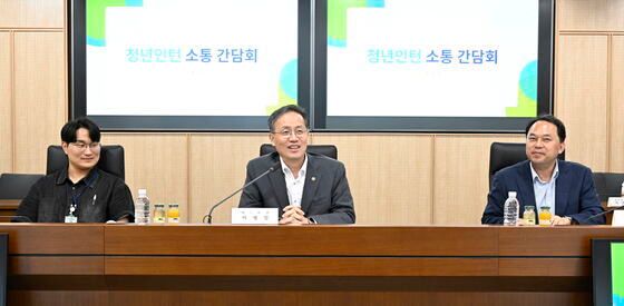 이형일 재정경제부 차관,  청년인턴 소통 간담회