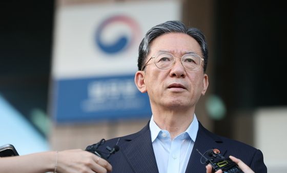 법무부 나서며 취재진 질문에 답하는 정성호 장관