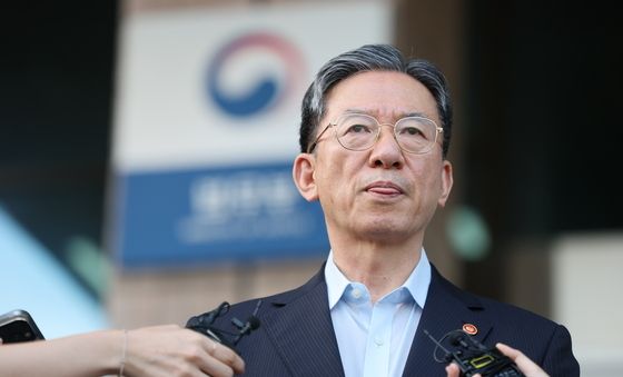법무부 나서며 취재진 만난 정성호 장관