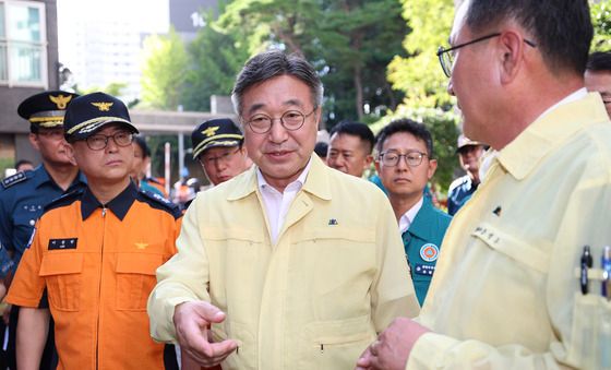 통영 호우피해 아파트 찾은 윤호중 장관