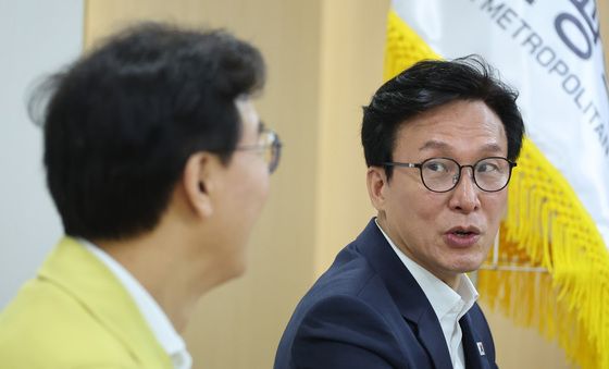 전재수 시장과 대화하는 김민석