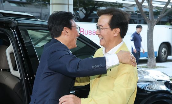 포옹하는 김민석·전재수
