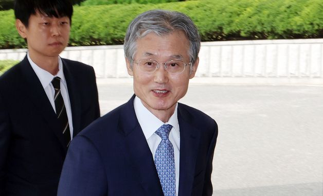 조희대 대법원장, '대법관 서면제청' 논란 속 출근