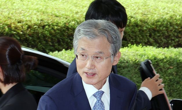 '대법관 서면제청' 논란 속 출근하는 조희대 대법원장