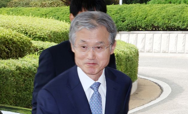 조희대 대법원장, '대법관 서면제청' 논란 속 출근
