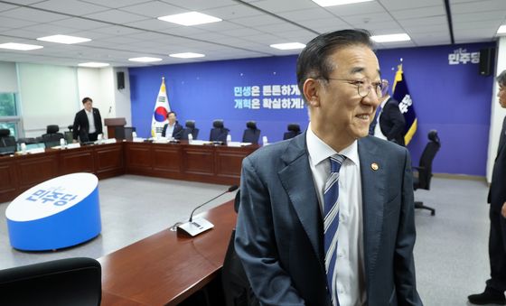 당정협의회 참석하는 김윤덕 장관