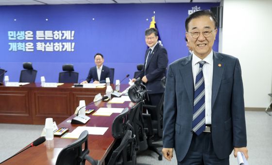 당정협의회 참석하는 김윤덕 장관