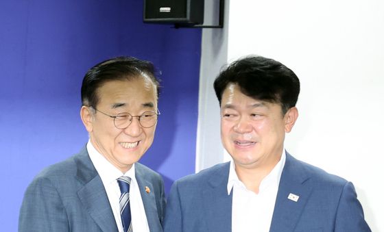 與 간사와 대화를 나누는 김윤덕 장관