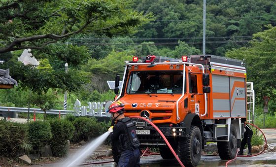 통영 폭우 복구 작업 중인 산불재난특수진화대원