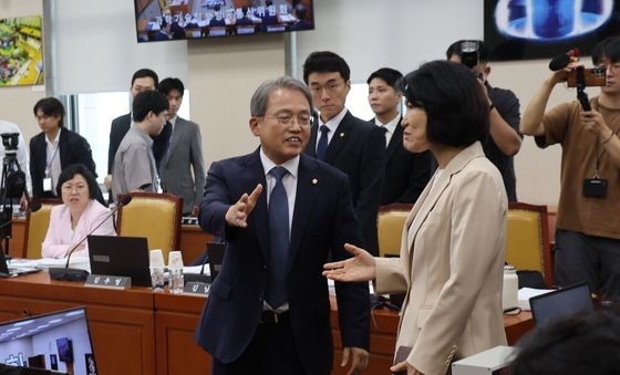 '과방위원회 전체회의 정회' 대화하는 이진숙 의원·송기헌 위원장