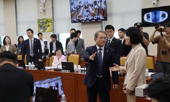 '정회된 국회 과방위원회 전체회의' 대화하는 이진숙·송기헌