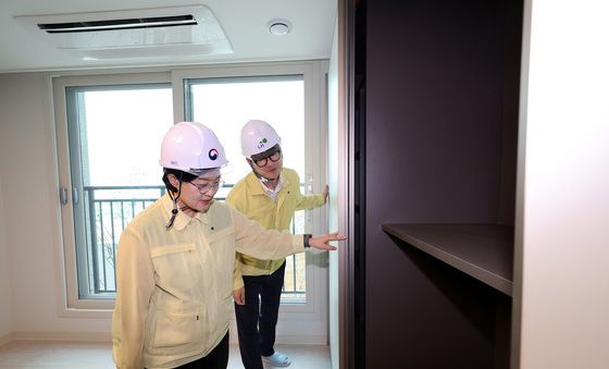 한성숙 총리, 인천계양 입주 예정 세대 꼼꼼히 점검
