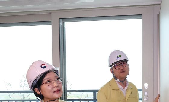 입주 예정 세대 살펴보는 한성숙 총리