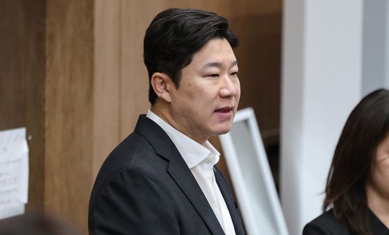 성명서 발표 기자회견 지켜보는 진종오 의원
