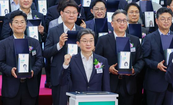 기념 촬영하는 이억원 금융위원장