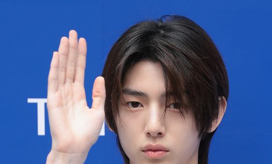 코르티스 주훈, 빛나는 손 인사