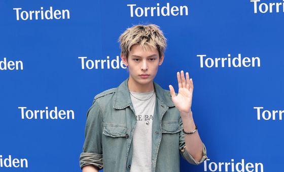 코르티스 제임스, 빛나는 손 인사