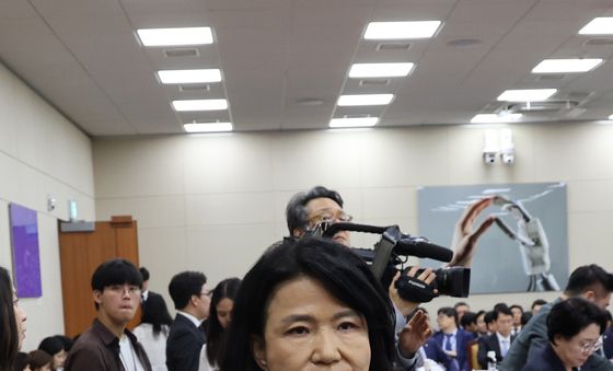 회의장 나서는 이진숙 의원