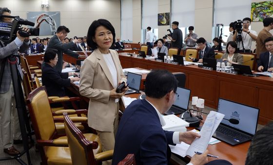 정회 후 회의장 나서는 이진숙 의원