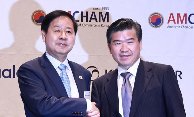 악수하는 구윤철 부총리와 제임스 김 암참 회장