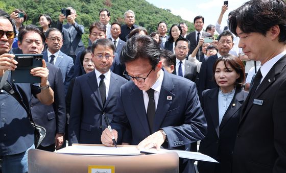 노무현 전 대통령 묘역 방명록 작성하는 김민석