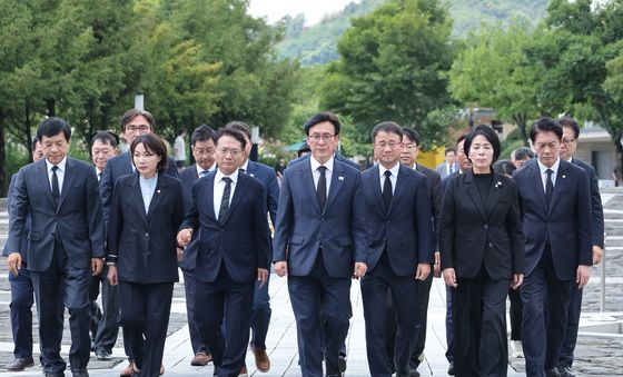 봉하마을 찾은 민주당 지도부