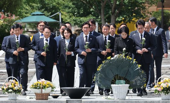 노무현 전 대통령 묘역 참배하는 민주당 지도부