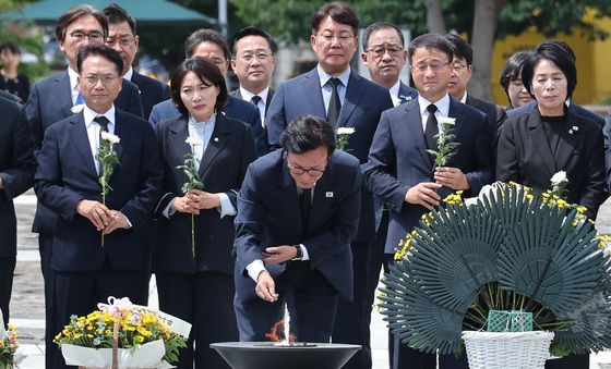 분향하는 김민석 대표
