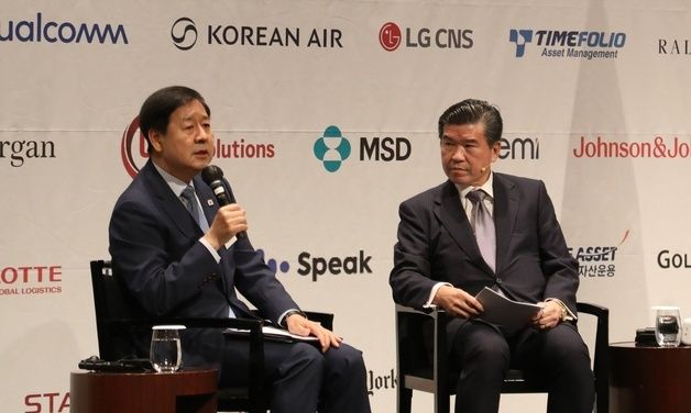 대담하는 구윤철 부총리와 제임스 김 암참 회장