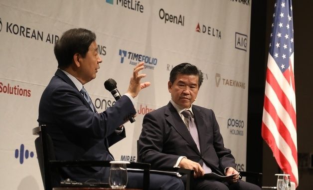 대담하는 구윤철 부총리와 제임스 김 암참 회장