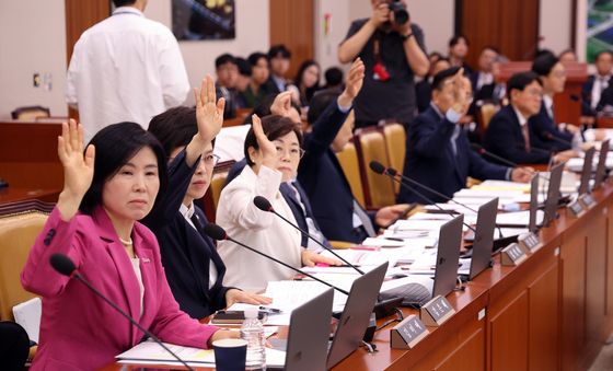 野, '용산공원 특별법 개정안 번안동의를 위한 의사일정 변경동의' 찬성 거수투표