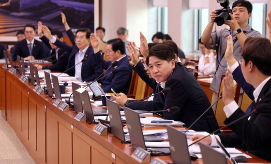 與, ''용산공원 특별법 개정안 번안동의를 위한 의사일정 변경동의' 반대 거수투표