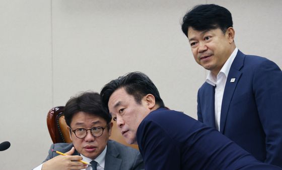 與野 간사와 대화 나누는 유의동 위원장
