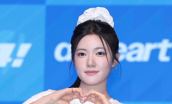 앳하트 서현, Y2K 무드 가득